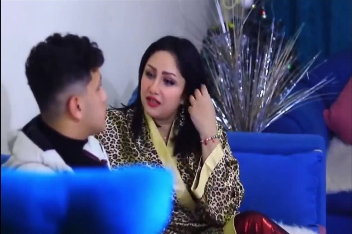 الواد دخل علي مرات ابوه ناكها وكيفها ومكنش يعرف انها مرات ابوه