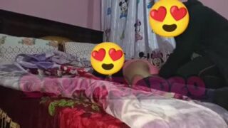 سكس مصري لى شاب بيضحك على مرات اخوه الكبير  وبينكها بقوه نيك خلفي علي السرير