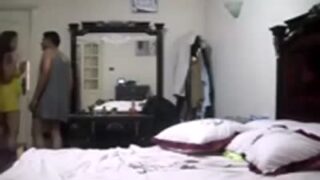 شاب مصري  متجوز بيجيب شرموطه البيت ومراته مش موجوده وبينزل عليها بوس ولحس وبيفشخ كسها نيك وبتركب ةعلي زبه بقوه