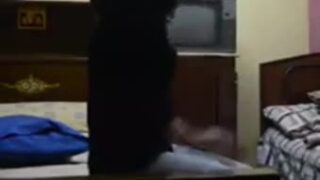 الواد جاب بنت جارته البيت وبيتحرش بيها وبيحاول ينيكها بالعافيه ةالبت بتقومه وبيقطعلها هدومه