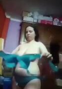 سكس فلاحه مصريه بتلع ملط قدام الكام وتعري لحمها الابيض وتفرجه عشيقها جسمها المربرب