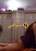 بنت شرموطه بتهيج صحبها علي الكام عشان يجي ينيكها ويطفي نار كسها المولع